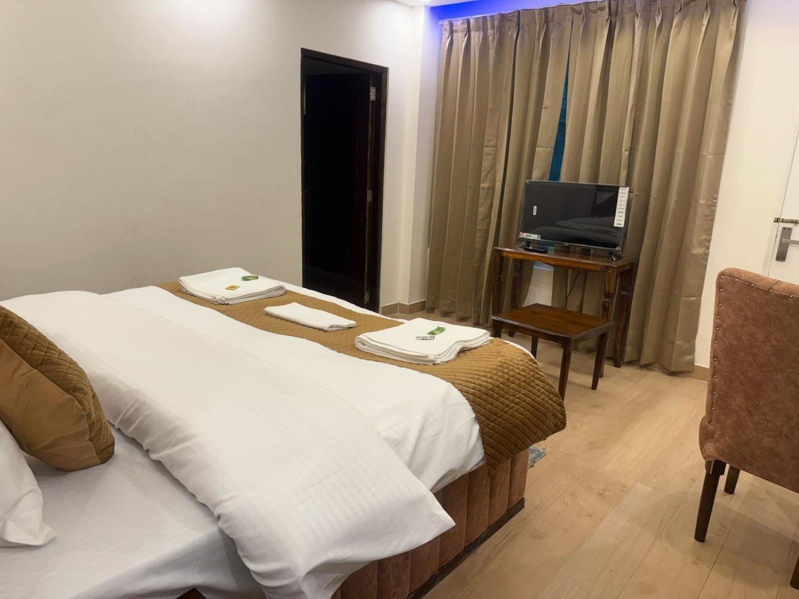 Snow World, - Luxury Classic Near Wild Life Sanctuary With Rohtang View Hotel Manali (Himachal Pradesh)